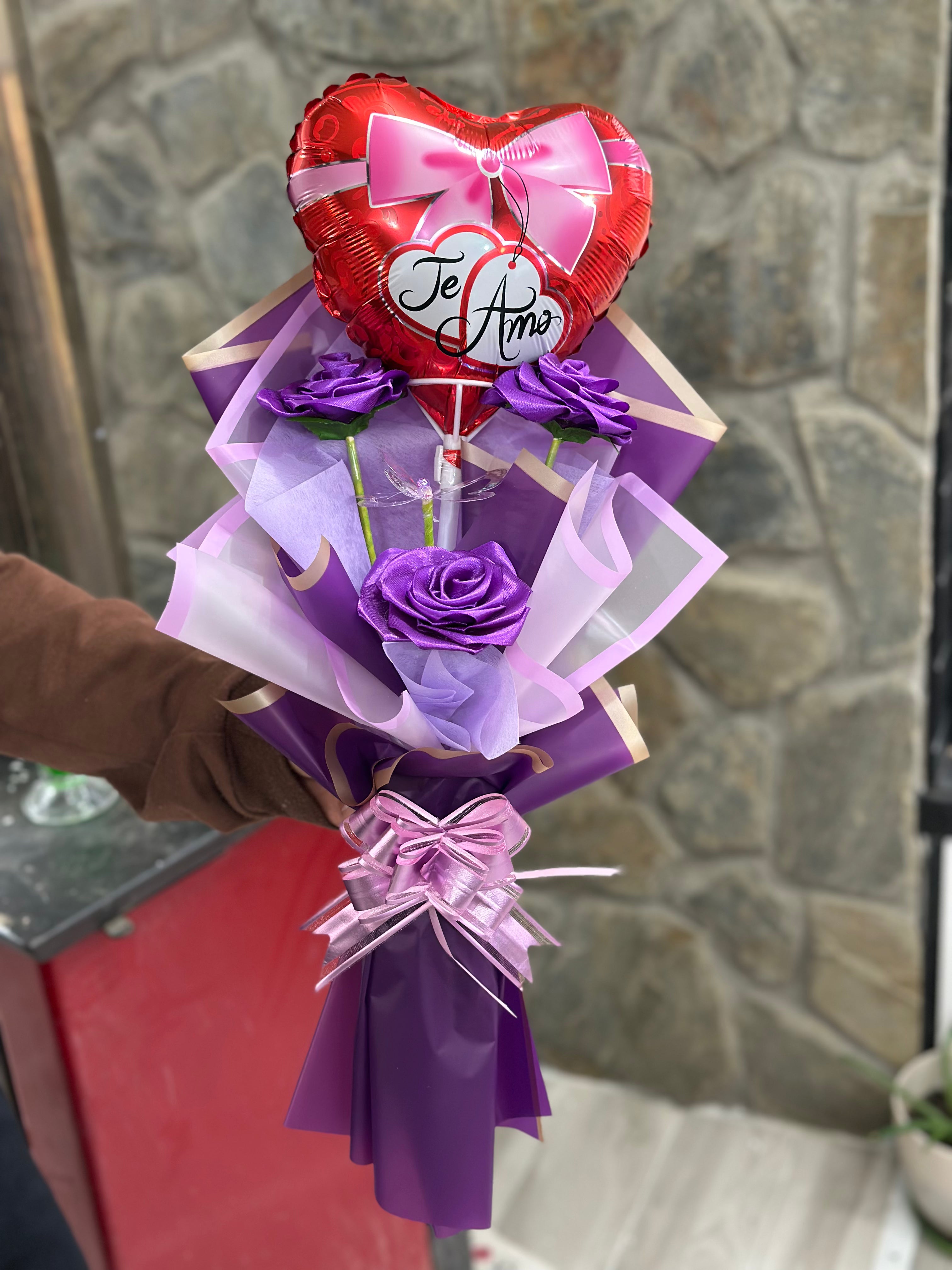 Amor, Pasión y Compromiso - Ramo Eterno - Tres Rosas